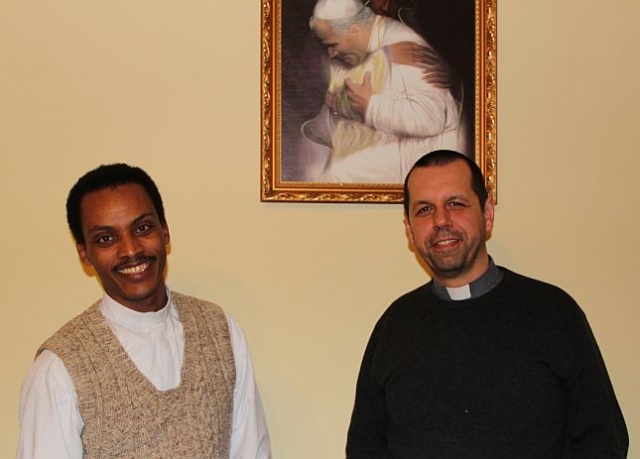 Od lewej: o. Ashenafi i o. Luca (Misjonarze Consolata) Fot. Piotr Kołodziejski [Radio Szczecin] 3.03.2013 (Religia na fali)