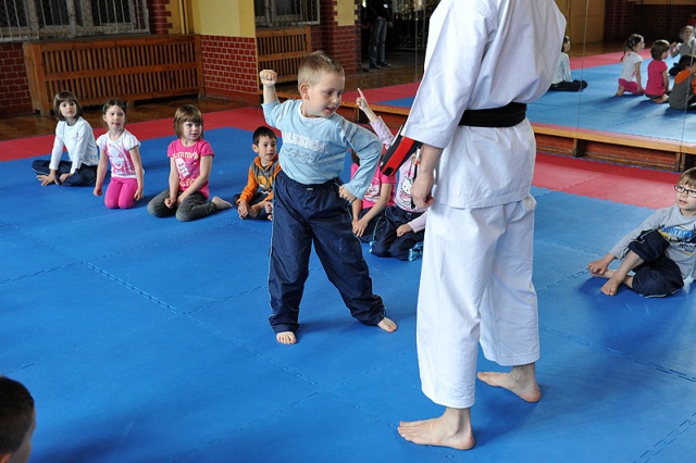 Mali karatecy. Fot. Łukasz Szełemej [PR Szczecin] To był ich pierwszy trening. Mali szczecinianie ćwiczą karate [ZDJĘCIA]