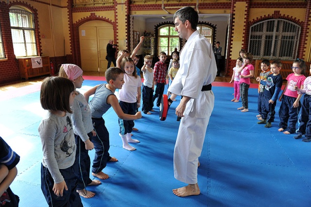 Mali karatecy. Fot. Łukasz Szełemej [PR Szczecin] To był ich pierwszy trening. Mali szczecinianie ćwiczą karate [ZDJĘCIA]