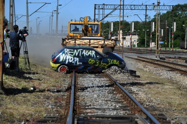 Symulację wypadku na przejeździe w Dąbiu przeprowadzili szczecińscy kolejarze. Punktualnie o godz. 10 pociąg zderzył się z samochodem. To wszystko w ramach kampanii "Zatrzymaj się i żyj". Fot. Łukasz Szełemej [PR Szczecin] Auto zderzyło się z pociągiem... na niby [WIDEO,ZDJĘCIA]