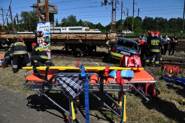 Symulację wypadku na przejeździe w Dąbiu przeprowadzili szczecińscy kolejarze. Punktualnie o godz. 10 pociąg zderzył się z samochodem. To wszystko w ramach kampanii "Zatrzymaj się i żyj". Fot. Łukasz Szełemej [PR Szczecin] Auto zderzyło się z pociągiem... na niby [WIDEO,ZDJĘCIA]