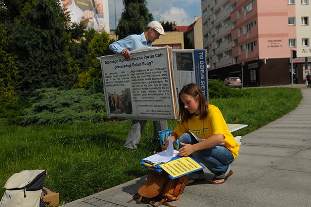 Stowarzyszenie Falun Gong domaga się interwencji prezydenta RP w sprawie naruszania praw człowieka w Chinach. Fot. Łukasz Szełemej [PR Szczecin] Falun Gong oskarża i zbiera podpisy [ZDJĘCIA]