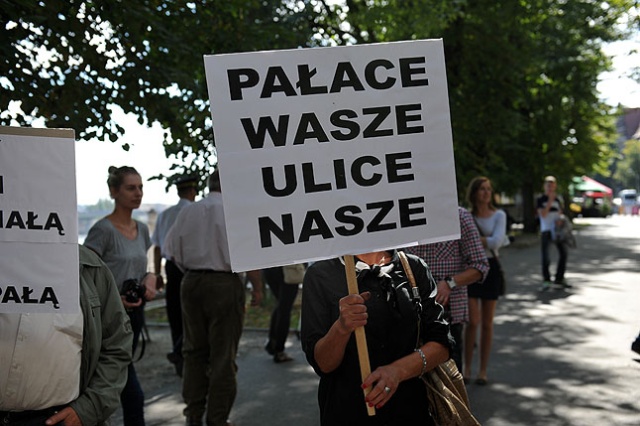 Protestowali przeciwko ograniczeniu wolności zgromadzeń. Fot. Łukasz Szełemej [PR Szczecin] Nie godzą się z ustawą: "Pałace wasze, ulice nasze" [ZDJĘCIA]
