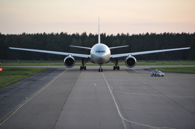 Największy, dwusilnikowy samolot na świecie przyleciał na lotnisko w Goleniowie. Fot. Łukasz Szełemej [Radio Szczecin] Największy na świecie wylądował w Goleniowie [ZDJĘCIA]