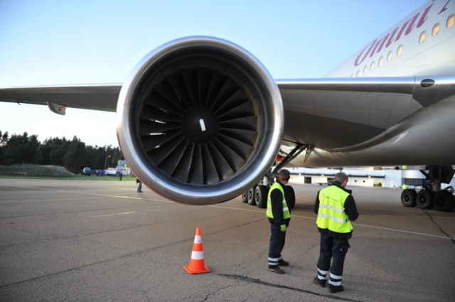 Największy, dwusilnikowy samolot na świecie przyleciał na lotnisko w Goleniowie. Fot. Łukasz Szełemej [Radio Szczecin] Największy na świecie wylądował w Goleniowie [ZDJĘCIA]