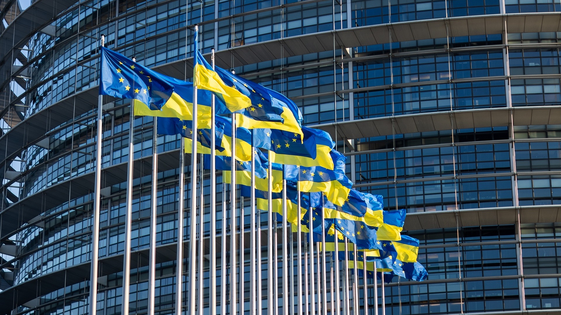 Komisja Europejska przekazała Ukrainie kolejną transzę pomocy finansowej w wysokości półtora miliarda euro.