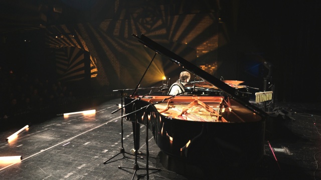 Artur Moon – pianista, kompozytor, performer. Fot. Maciej Lieder [Materiały prasowe artysty] Artur Moon zagrał „Koncert w Ciemności” w Operze na Zamku [ZDJĘCIA]