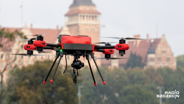 Kilka kliknięć i lot zgłoszony. Polska Agencja Żeglugi Powietrznej uruchomiła właśnie darmową aplikację o nazwie Drone Tower. Służy ona właścicielom bezzałogowców do zgłaszania zamiaru lotu takim urządzeniem.