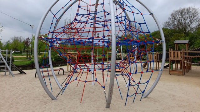 Trampoliny, huśtawki i linarium otwarte dla dzieci ze szczecińskiego Pogodna - zakończyła się przebudowa placu zabaw w parku Kutrzeby.