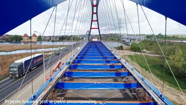 Dobre wieści z trasy S3 - chodzi o odcinek Dargobądz-Troszyn. Przęsło łukowe nowego mostu w Wolinie jest już zamontowane.