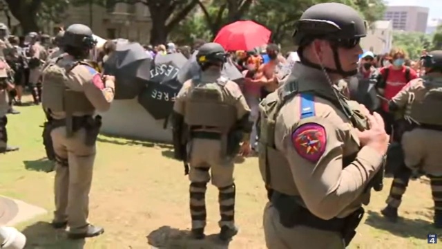 Na amerykańskich uczelniach trwają propalestyńskie protesty. Na uniwersytecie w Teksasie doszło do starć policji z demonstrantami. Władze nowojorskiego Uniwersytetu Columbia rozpoczęły zawieszanie w prawach studentów protestujących, którzy nie podporządkowali się nakazowi opuszczenia kampusu.