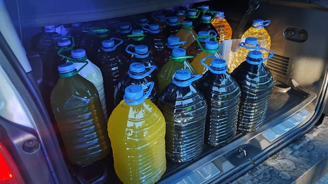 Ponad 180 litrów nielegalnego alkoholu przejęli funkcjonariusze Krajowej Administracji Skarbowej.