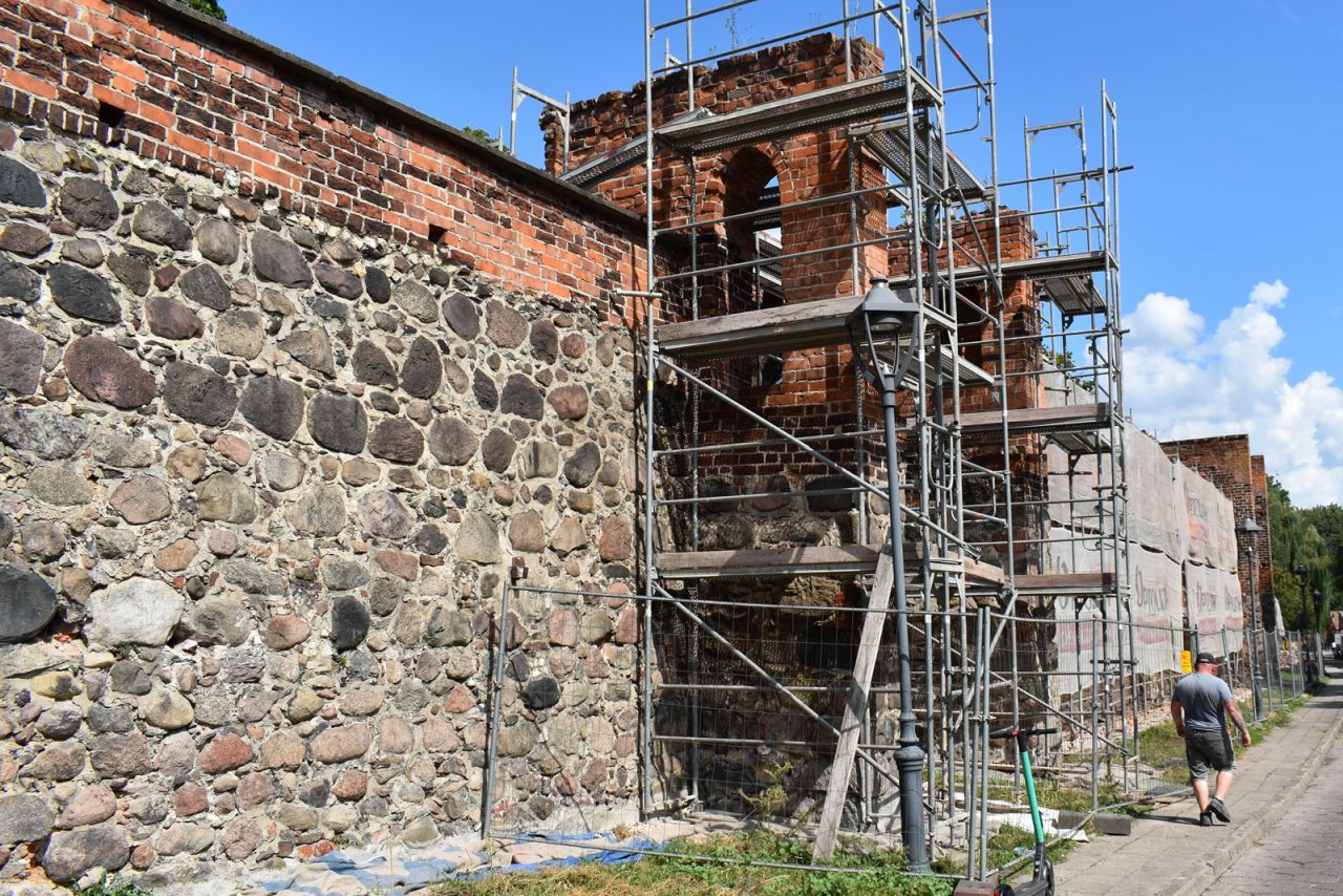 Kolejny fragment zabytkowego muru przejdzie remont