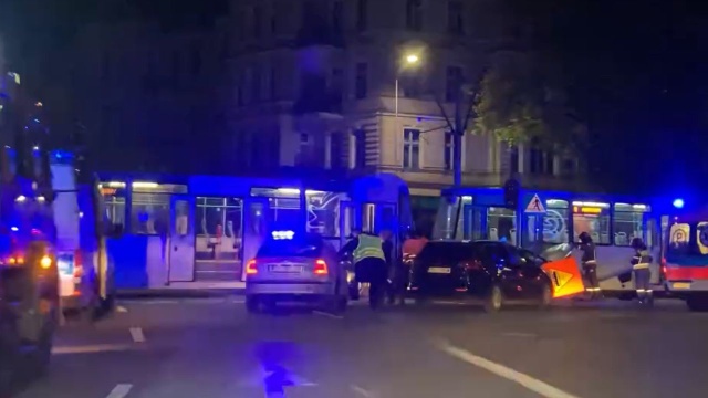 Pół promila w organizmie, ucieczka przed policją i zderzenie z tramwajem to bilans nocnej jazdy po Szczecinie mężczyzny, który nie zatrzymał się na wezwanie patrolu.