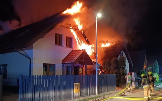 Siedem jednostek Ochotniczych Straży Pożarnych gasiło nocny pożar domów jednorodzinnych w Morzyczynie. Według wstępnych ustaleń ogień wybuchł w garażu jednego z nich, przerzucając się na oba budynki.