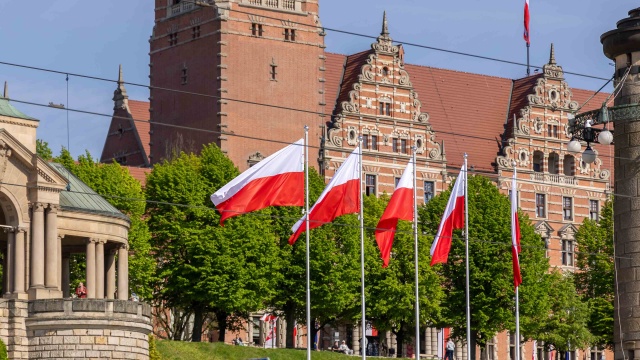 Krwiobus, konkursy i sporo atrakcji dla dzieci. 2 maja obchodzimy Dzień Flagi Rzeczypospolitej Polskiej. Z tej okazji przed urzędem wojewódzkim na Wałach Chrobrego w Szczecinie zaplanowano wiele rodzinnych atrakcji.