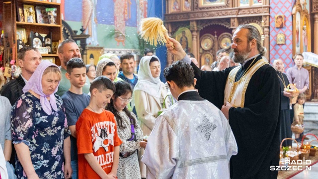 Po porannych liturgiach, szczecińscy wierni podobnie jak w katolicyzmie poświęcili pokarmy i oddali cześć Jezusowi złożonemu do grobu.