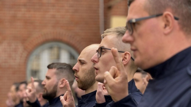 43 nowych policjantów wstąpiło w szeregi zachodniopomorskiej policji. Dziś, na dziedzińcu Komendy Wojewódzkiej w Szczecinie, odbyło się ślubowanie funkcjonariuszy.